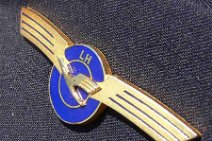 P1010620 Uniform Lufthansa Flugbegleiterin; Schwinge (Spange); FB, Stewardess